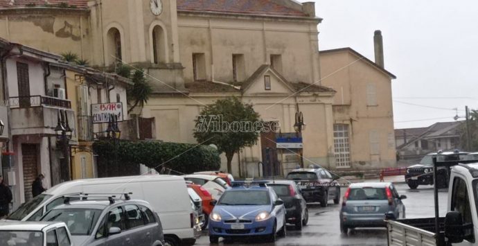 Sparatoria in piazza a Ricadi, sul posto carabinieri e polizia